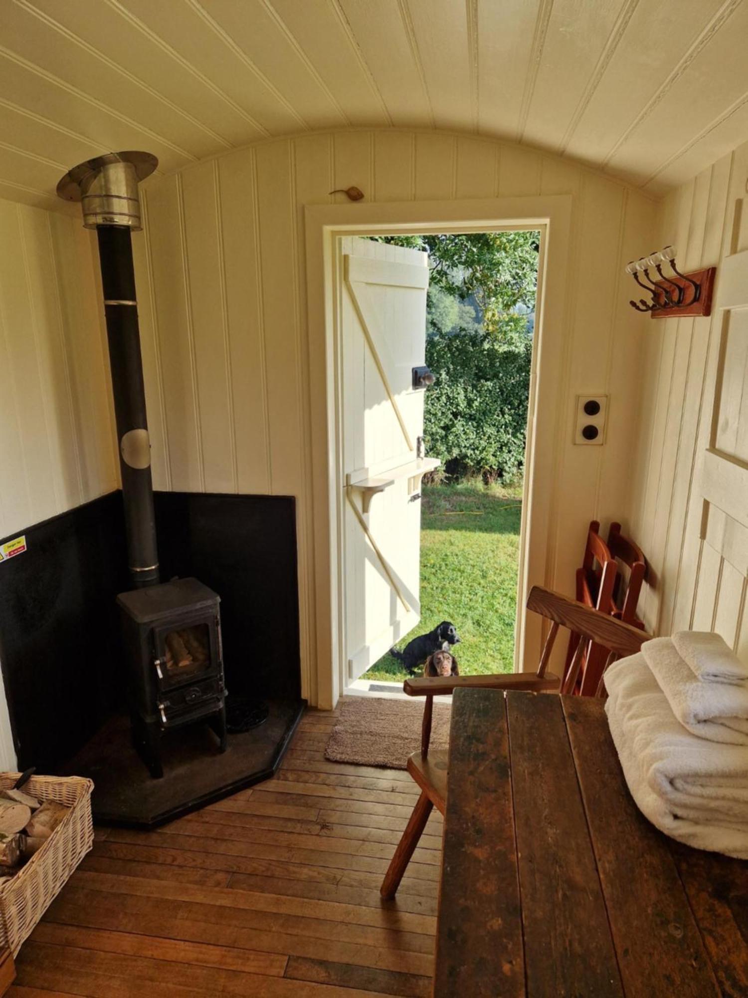 The Delkin Shepherds Huts Castle Combe Exterior photo