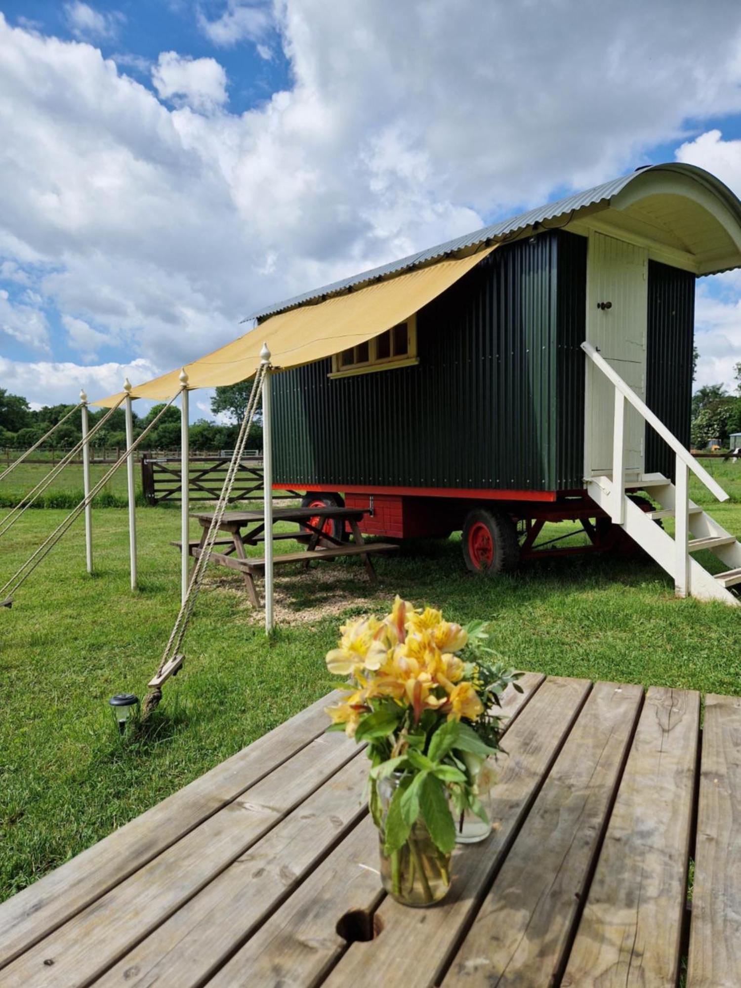The Delkin Shepherds Huts Castle Combe Exterior photo